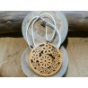 PENDENTIF ROND EN BOIS ET CUIR