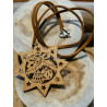 PENDENTIF ETOILE EN BOIS ET CUIR